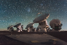   Zoom : Le Radiotélescope ALMA dans le désert d'Atacama au Chili  