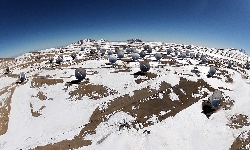   Zoom : Le Radiotélescope ALMA dans le désert d'Atacama au Chili, près de San Pedro  