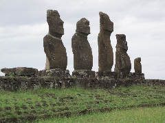   Zoom : Les Moais sont les statues sculptées par les peuples anciens de l'île de Pâques au Chili  