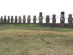   Zoom : Les statues de l'île de Pâques au Chili  