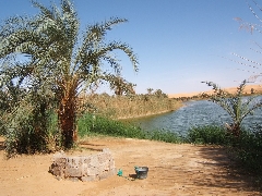   Zoom : Les lacs salés de la région d' Awbari en Libye  